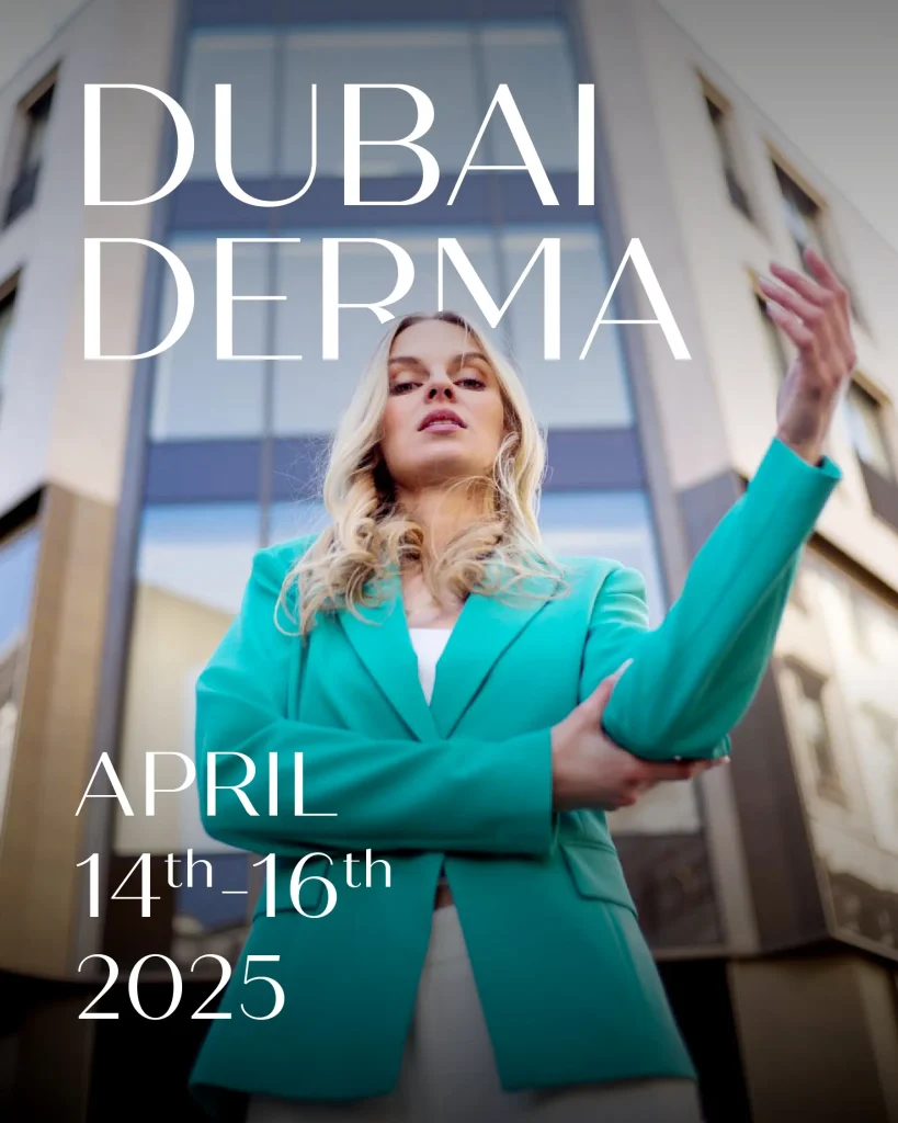 Eine Frau in einem blaugrünen Blazer steht selbstbewusst vor einem Gebäude. Der darüber gelegte Text lautet „DUBAI DERMA“ und „14.–16. April 2025“.