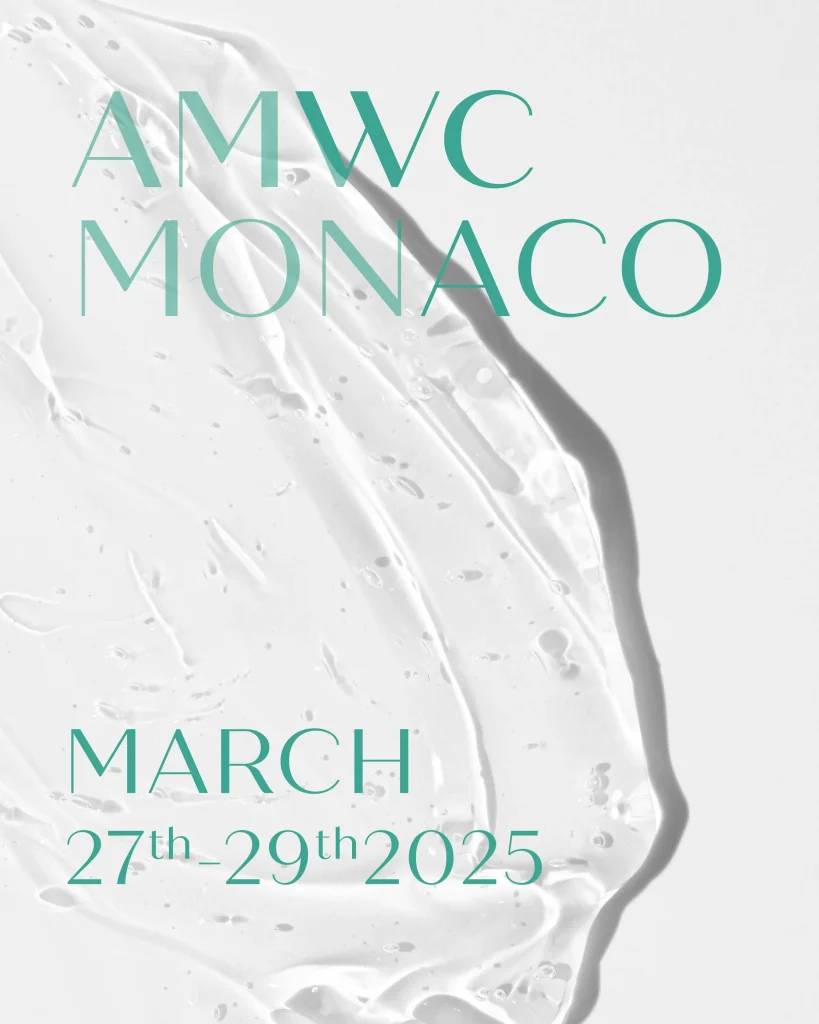 Beyaz zemin üzerine açık yeşil yazı tipinde "AMWC MONACO" ve "27-29 Mart 2025" metinlerinin yer aldığı, şeffaf jel dokulu etkinlik posteri.