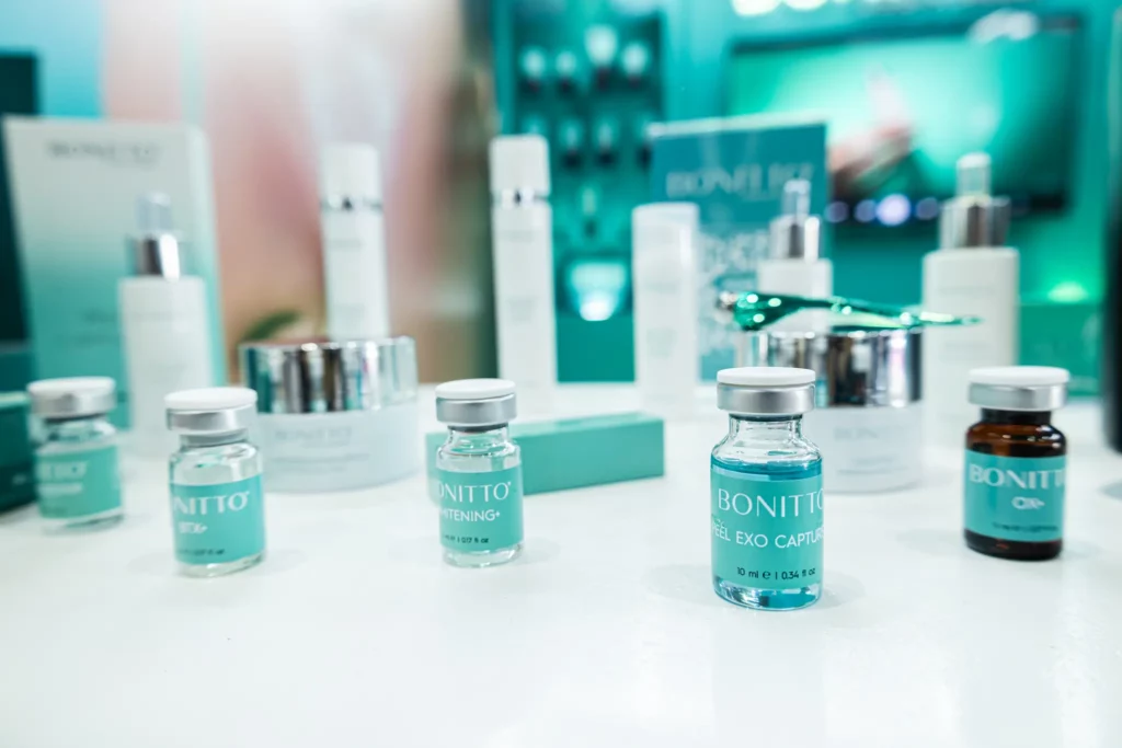 مجموعة من الزجاجات الصغيرة على طاولة.